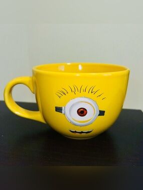 DESPICABLE ME Minion 24 oz Coffee Mug Universal Studios Large Size Ceramic Cup
